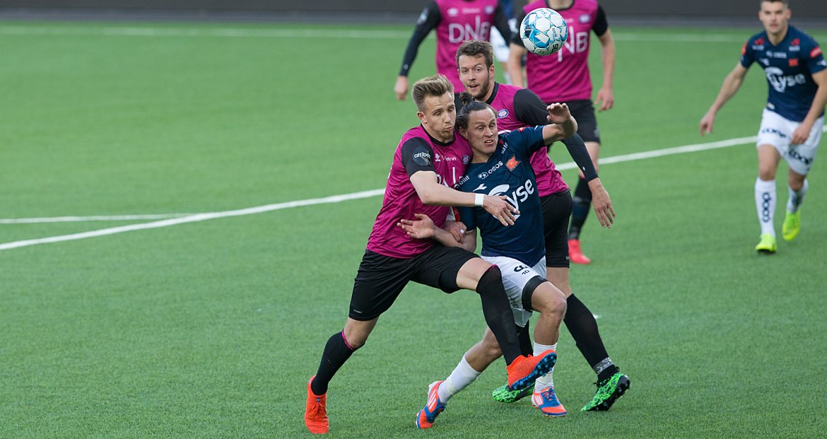 Viking - Vålerenga. Tommy Høiland klemt inne og kjemper om ballen. Foto: Tore Fjermestad