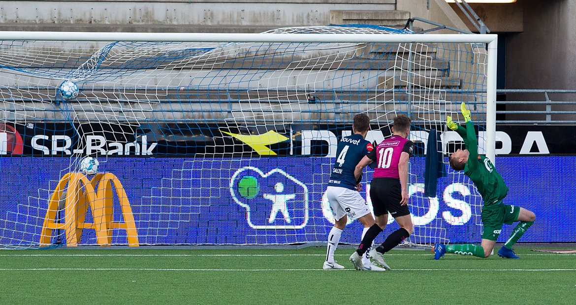 Viking - Vålerenga. Vålerenga går opp i 1-0. Foto: Tore Fjermestad