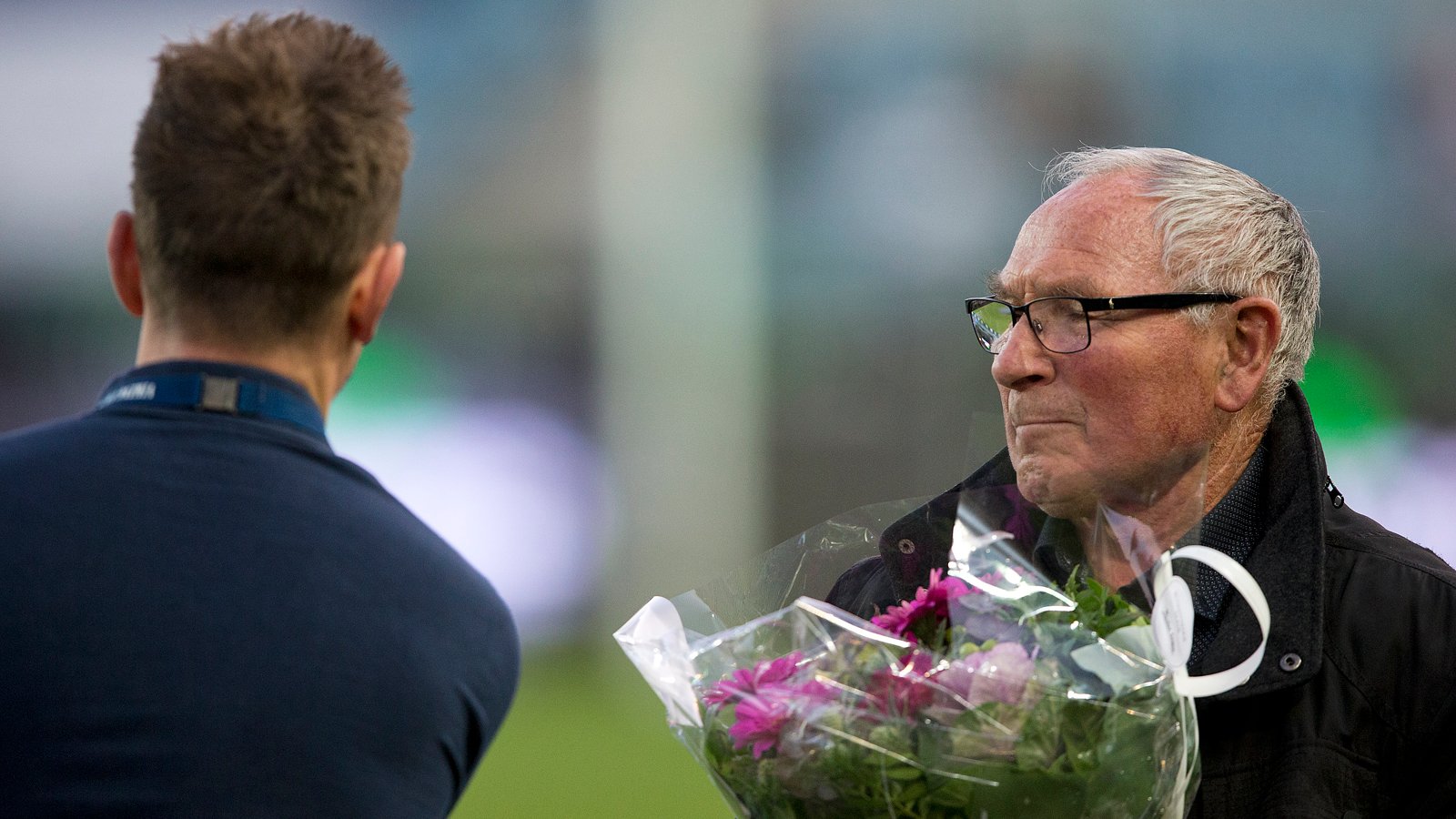 Viking - Vålerenga. Reidar Goa overrakte gratulasjoner til André Danielsen. Foto: Tore Fjermestad