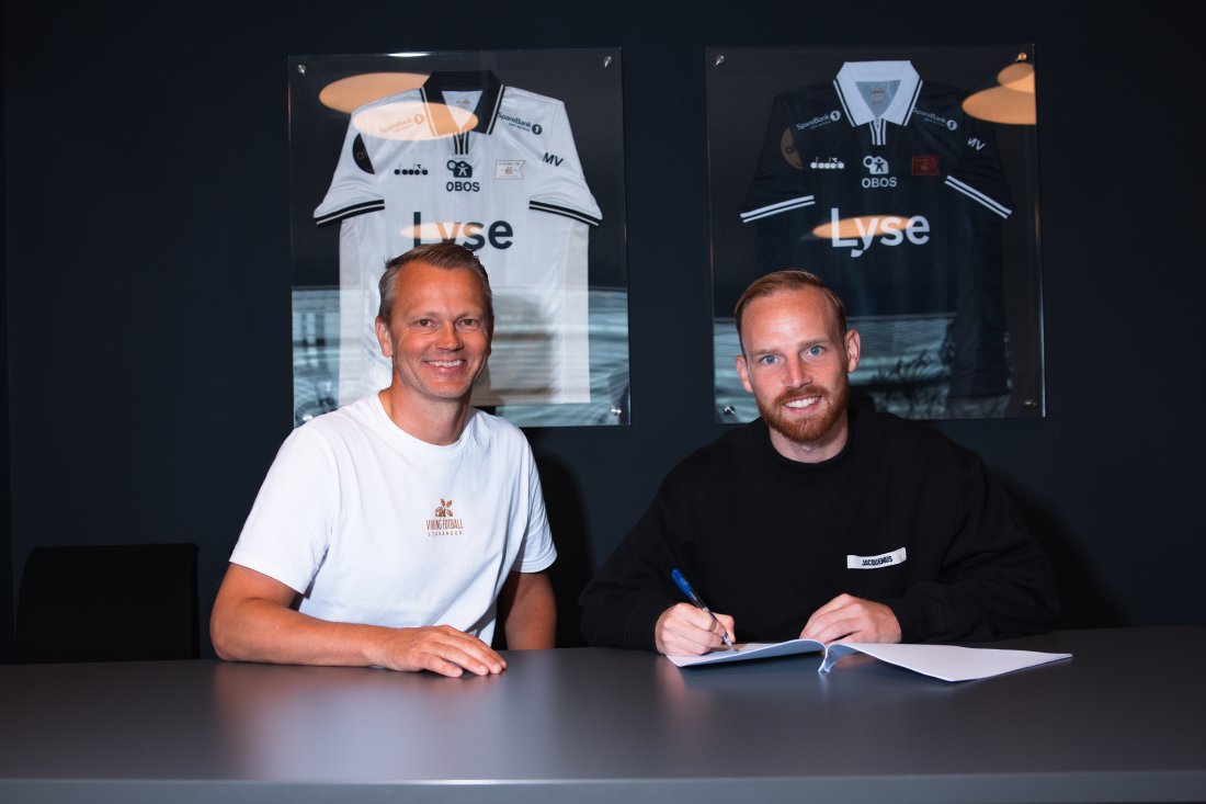 Sportssjef Erik Nevland og Vikings nye spiller Romano Postema
