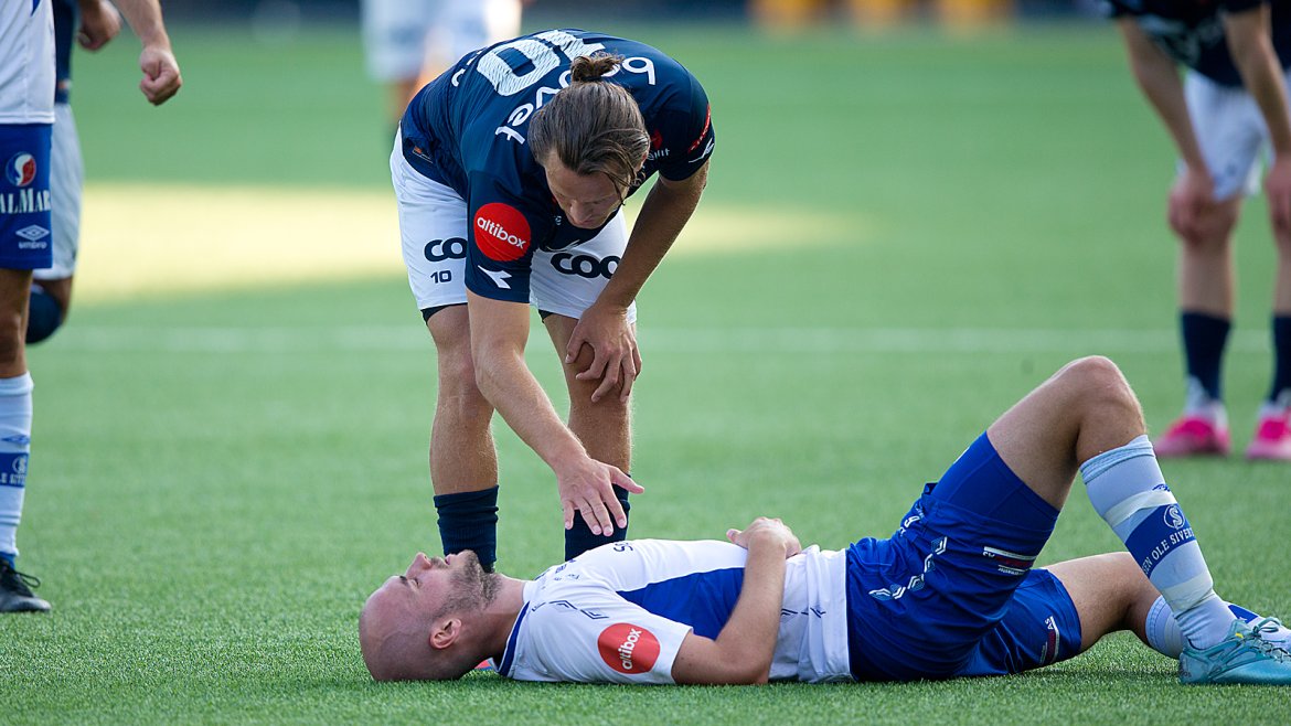 Viking - Ranheim. Tommy Høiland med en hjelpende hånd. Foto: Tore Fjermestad