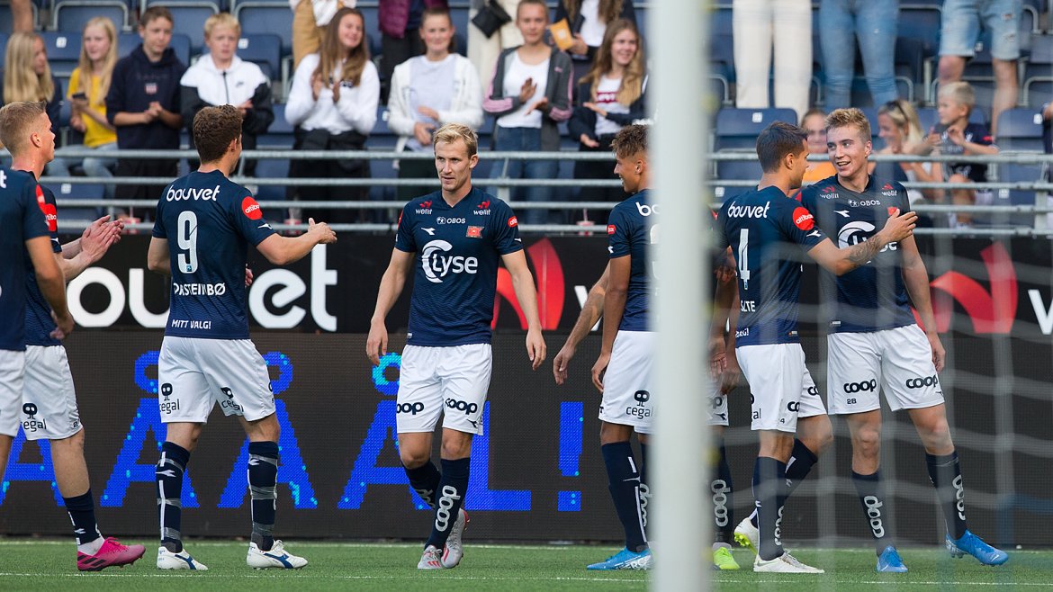 Viking - Ranheim. Kristian Thorstvedt gratuleres for sin 2-0 scoring . Foto: Tore Fjermestad