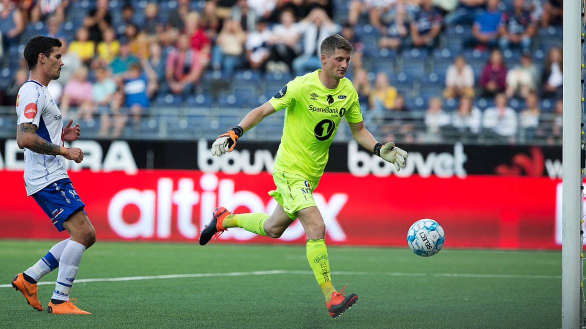 Viking - Ranheim. Keeper kontrolerer ballen ut. Foto: Tore Fjermestad