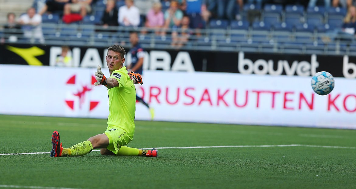 Viking - Ranheim. Keeper ser ballen gå i mål og  2-0 til Viking ved Thorstvedt. Foto: Tore Fjermestad