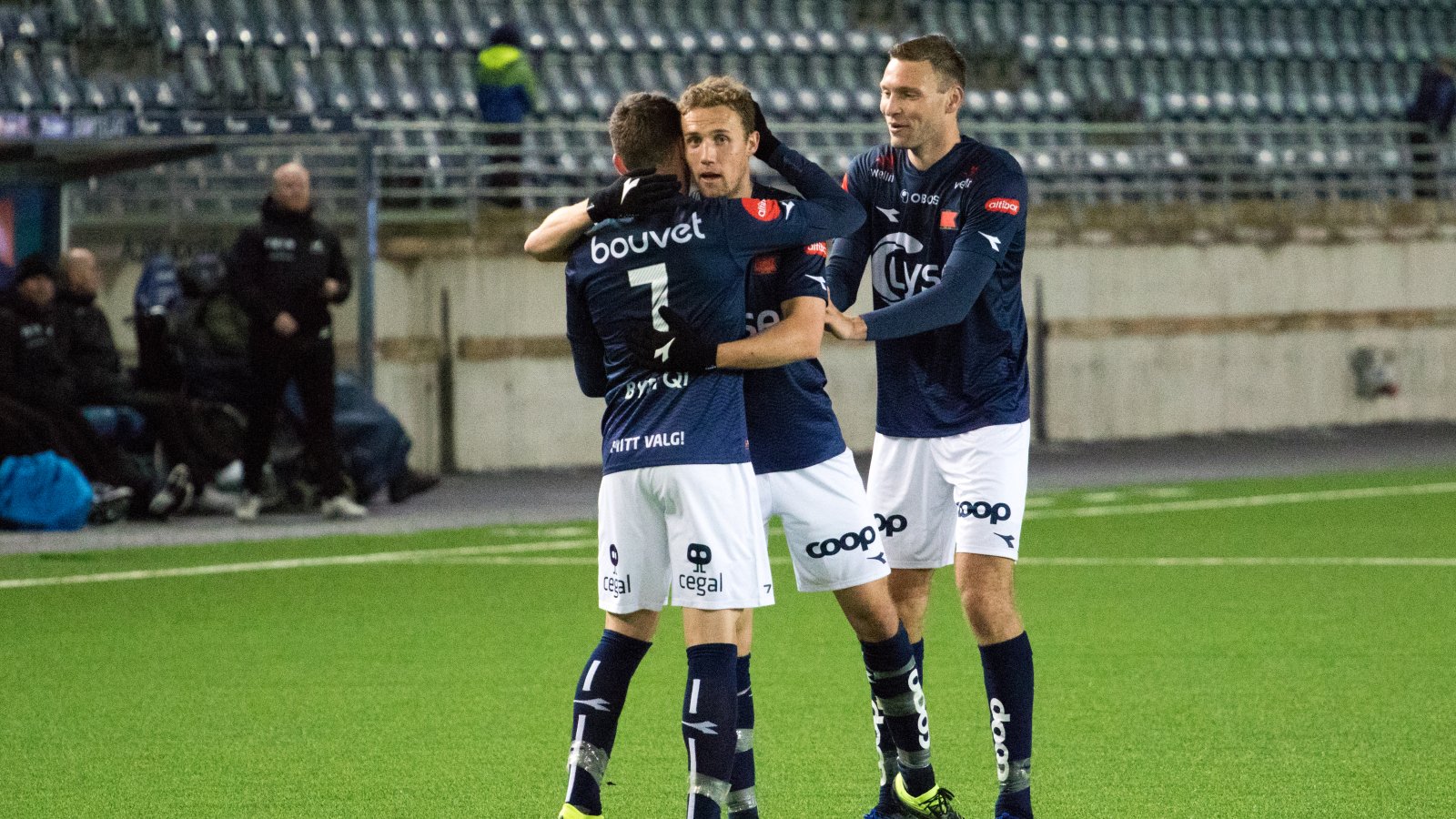 Viking - Haugesund. Innbytter Zymer Bytyqi gratuleres av Fredrik Torsteinbø og Runar Hove etter scoringen. Foto: Sander Selsvik Jacobsen