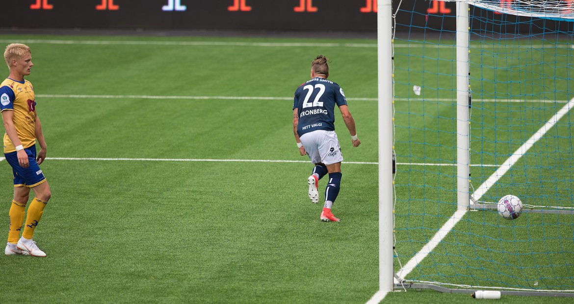 Viking - Jerv. Claes Kronberg har økt til 4-1 og i ferd med å slippe jubelen løs. Foto: Tore Fjermestad