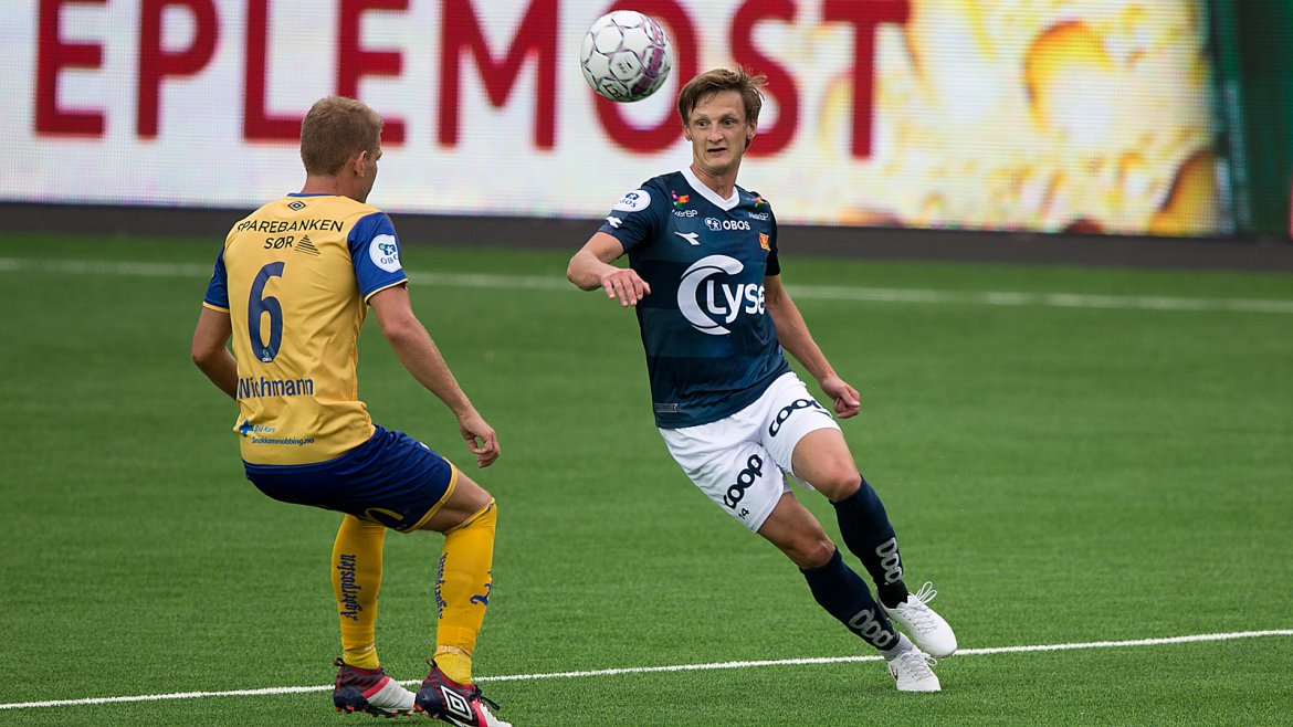 Viking - Jerv. André Danielsen lobber ballen over motspiller. Foto: Tore Fjermestad