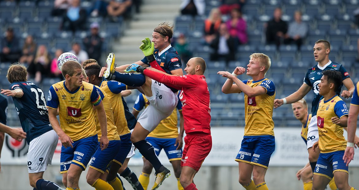 Viking - Jerv. Kamp i Jerv-feltet, Ryerson foran keeper. Foto: Tore Fjermestad