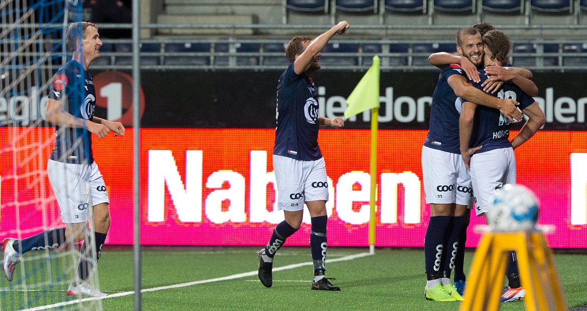 Viking - Strømsgodset. Tommy Høiland blir gratulert for 3-0 scoringen. Foto: Tore Fjermestad