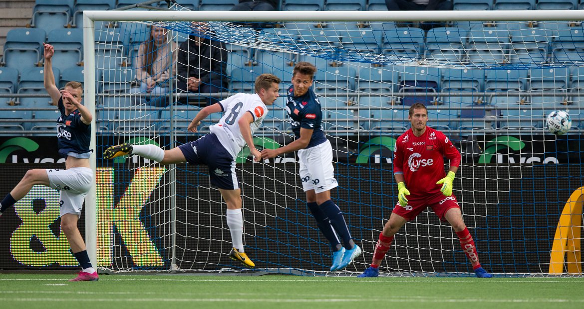 Viking - Strømsgodset. Ballen passerer foran Iven Austbø. Foto: Tore Fjermestad