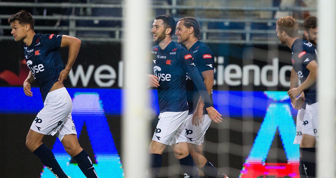Viking - Strømsgodset. Tommy Høiland gliser for 3-0 scoringen sammen med Bytyqi og Salte. Foto: Tore Fjermestad
