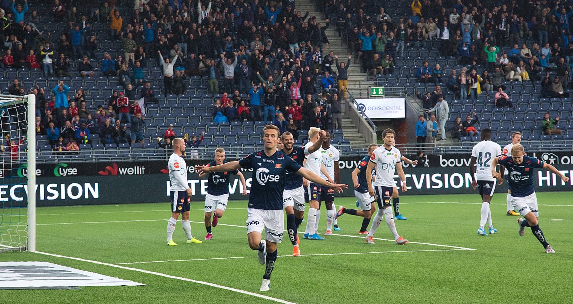 Viking - Strømsgodset. Torsteinbø har scoret 1-0 målet. Foto: Tore Fjermestad