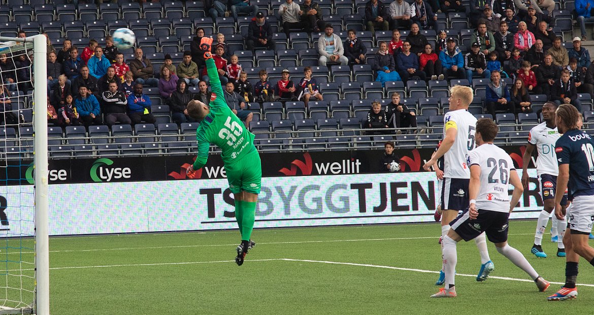Viking - Strømsgodset. Ballen dundrer i stolpen bak Godset-keeper. Foto: Tore Fjermestad