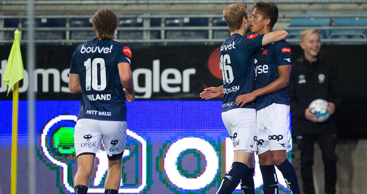 Viking - Strømsgodset. Adrian Pereira gratuleres for 4-0 scoringen. Foto: Tore Fjermestad