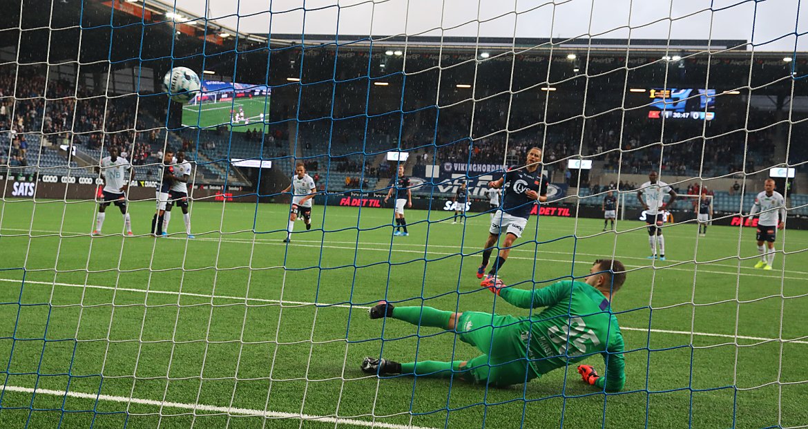Viking - Strømsgodset. 2-0 ved Høiland på straffe. Foto: Tore Fjermestad