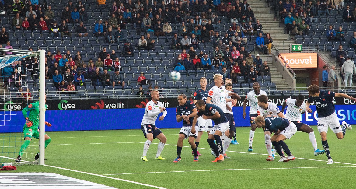 Viking - Strømsgodset. Torsteinbø (helt til høyre) setter inn 1-0. Foto: Tore Fjermestad