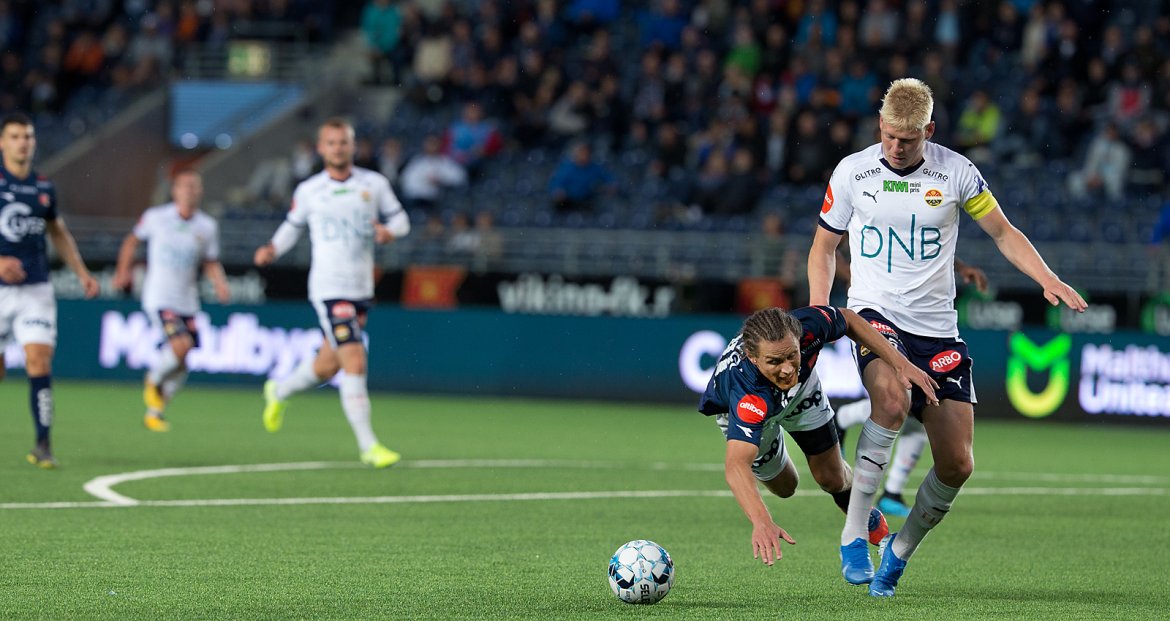 Viking - Strømsgodset. Tommy Høiland over ende i feltet men får ikke straffe. Foto: Tore Fjermestad