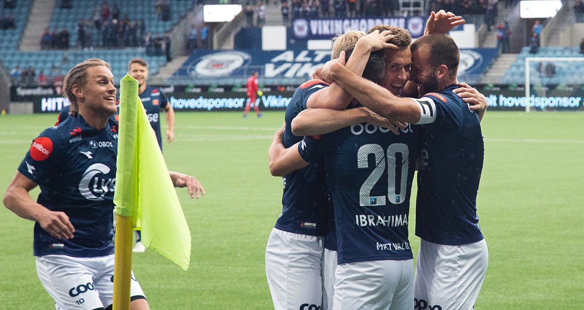 Viking - Strømsgodset. Feiring av 1-0 scoringen til Torsteinbø. Foto: Tore Fjermestad