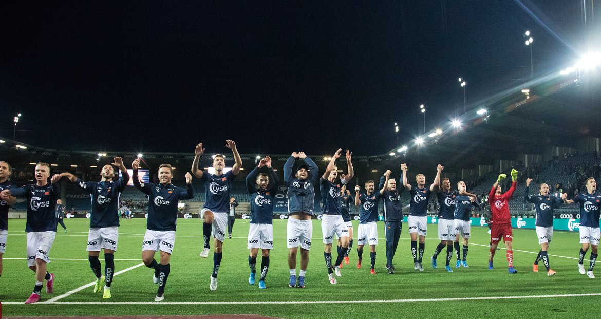 Viking - Strømsgodset. Feiring etter kampen. Foto: Tore Fjermestad