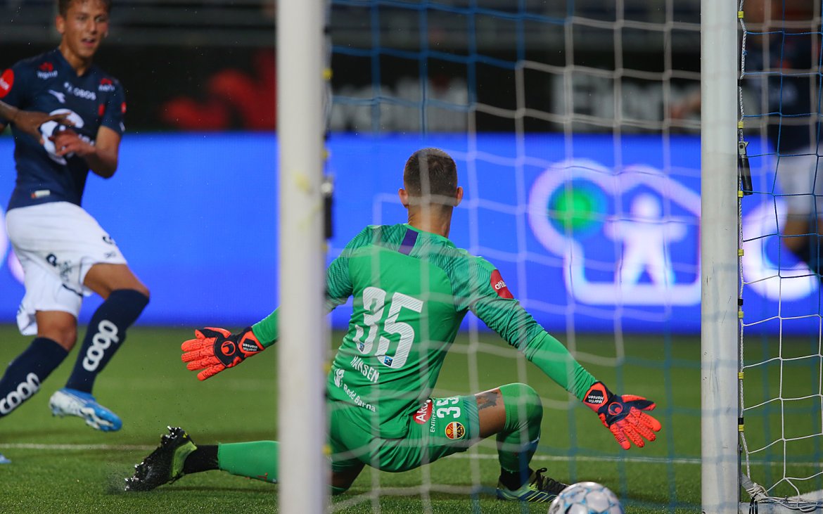 Viking - Strømsgodset. Adrian Pereira scorer 4-0 målet. Foto: Tore Fjermestad