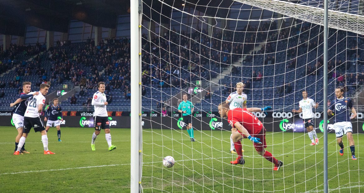 Viking - Strømsgodset. Strømsgodset-keeper følger ballen forbi målet. Foto: Tore Fjermestad