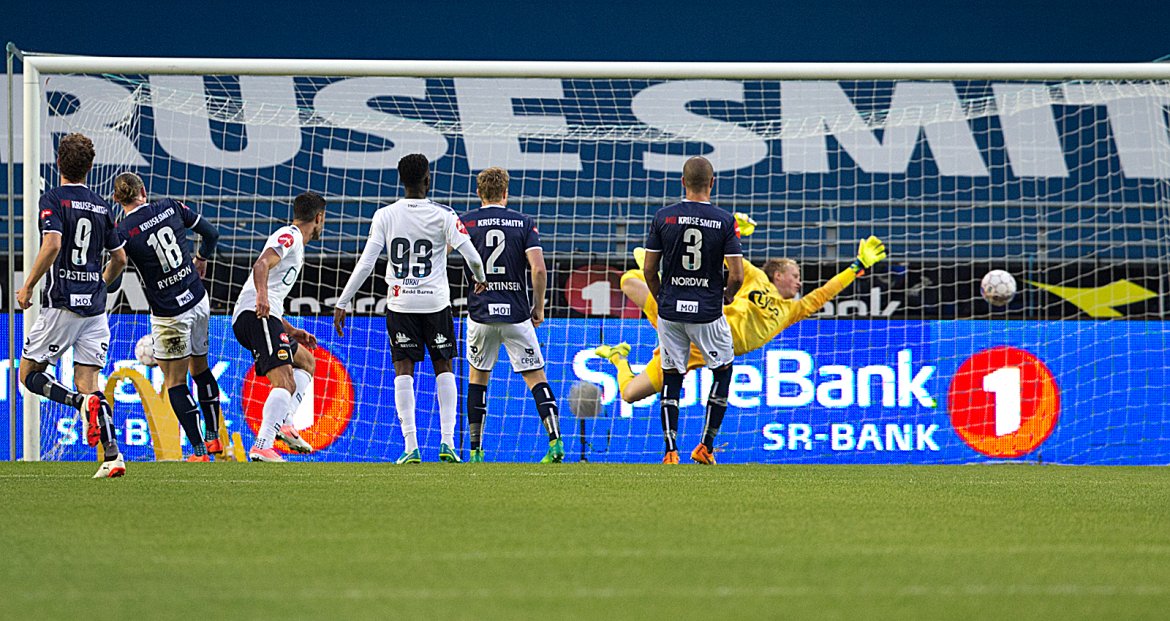 Viking - Strømsgodset. Strømsgodset scorer 1-0 målet. Foto: Tore Fjermestad