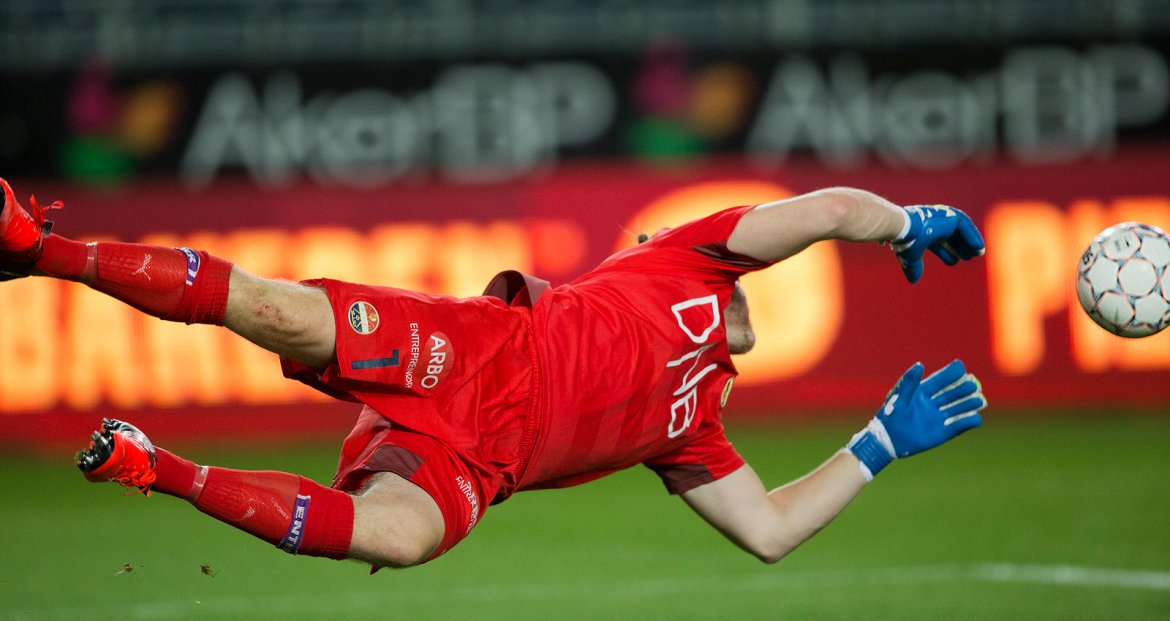 Viking - Strømsgodset. Strømsgodset-keeper jakter ballen i sluttminuttene. Foto: Tore Fjermestad