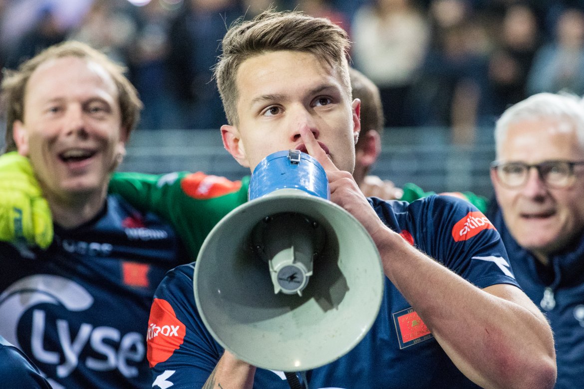 Viking - Brann, Tord Salte leder feiringen etter seieren mot Brann. Foto: Sander Selsvik Jacobsen