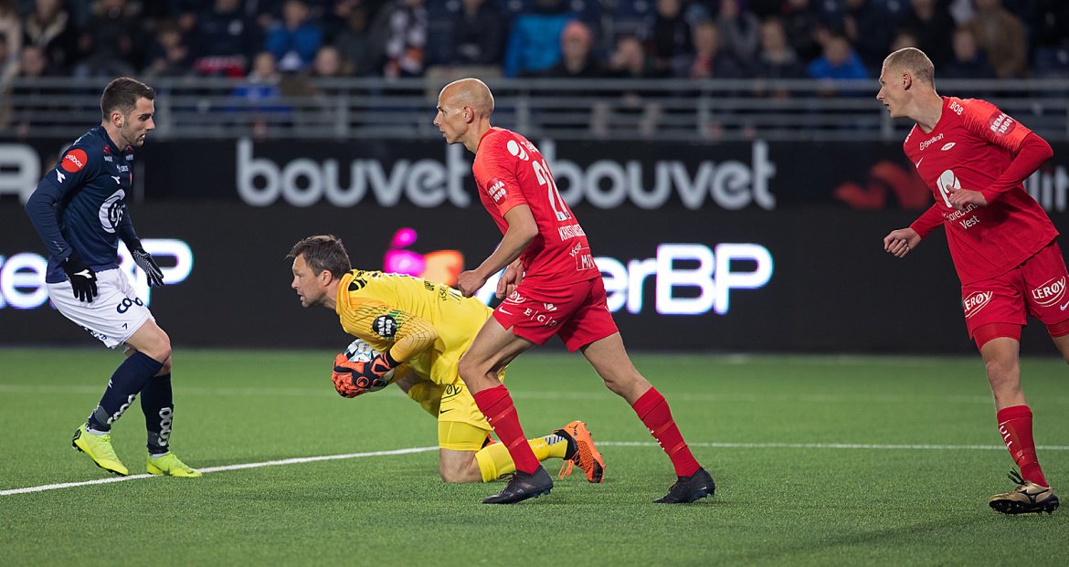 Viking - Brann. Zymer Bytyqi litt for sent ute. Foto: Tore Fjermestad