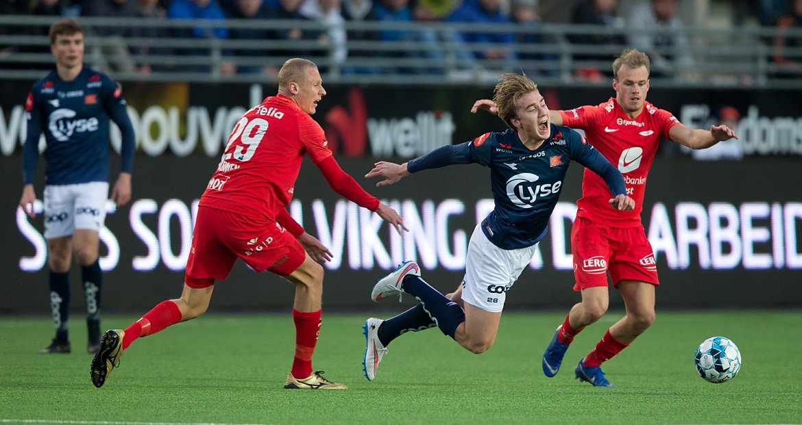 Viking - Brann. Kristian Thorstvedt blir felt. Foto: Tore Fjermestad