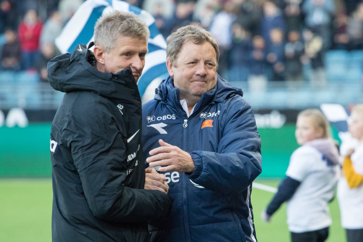 Viking - Brann, Bjarne Berntsen og Lars Arne Nilsen hilser på hverandre før Vestlands-derbyet sparkes i gang. Foto: Sander Selsvik Jacobsen