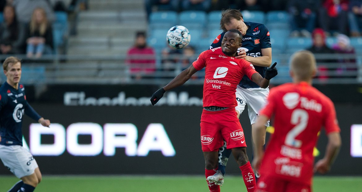 Viking - Brann. Rolf D Vikstøl i duell. Foto: Tore Fjermestad