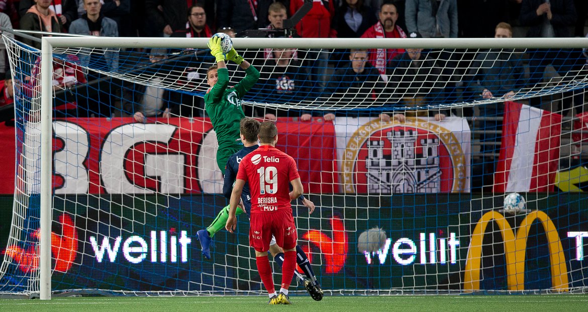Viking - Brann. Iven Austbø snapper. Foto: Tore Fjermestad