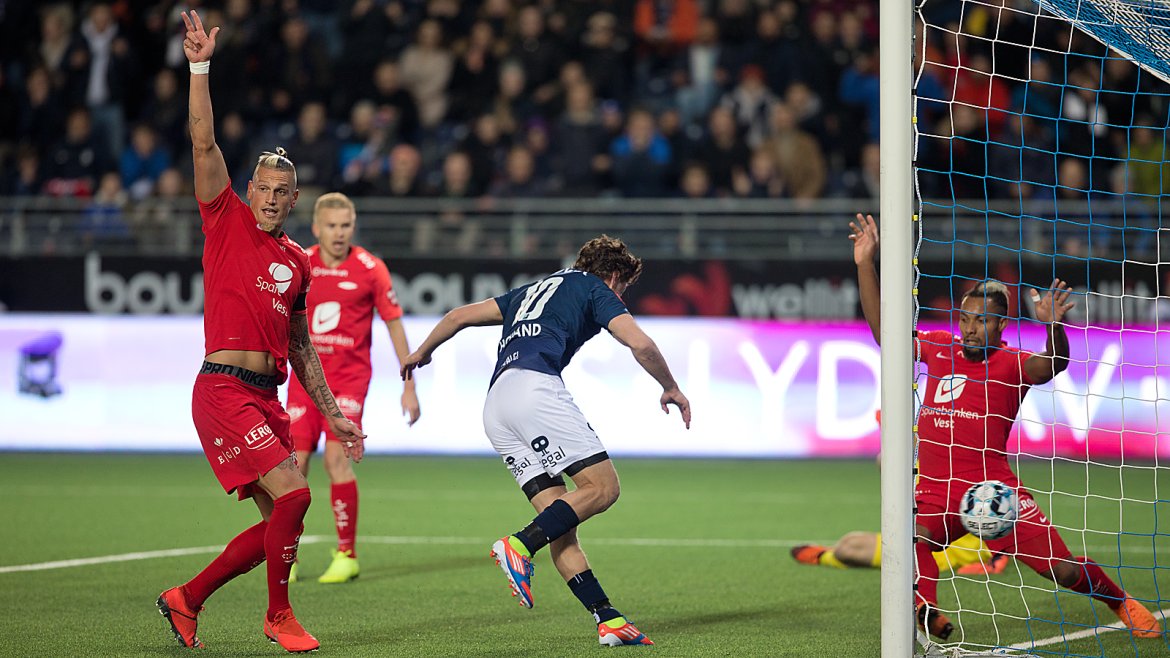 Viking - Brann. Tommy Høiland setter ballen i mål men blir avblåst for offside. Foto: Tore Fjermestad