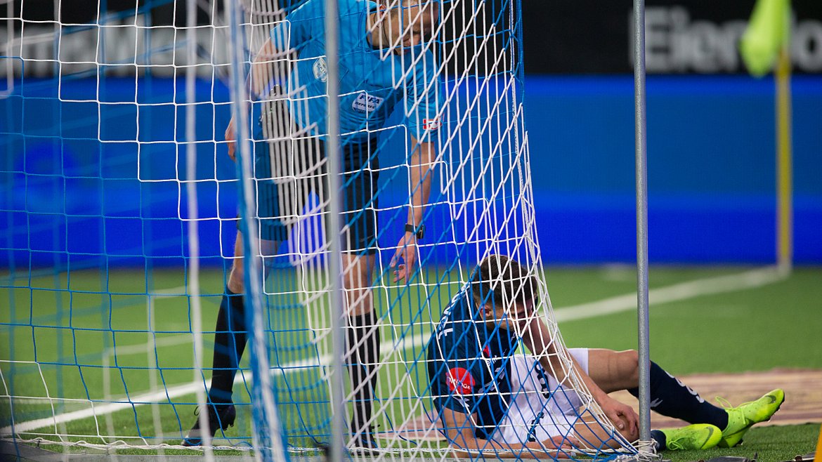 Viking - Brann. Ylldren Ibrahimaj nede med skade. Foto: Tore Fjermestad