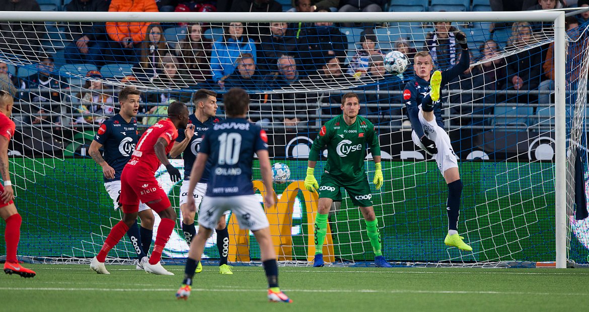 Viking - Brann. Samuel Fridjónsson får klarert. Foto: Tore Fjermestad