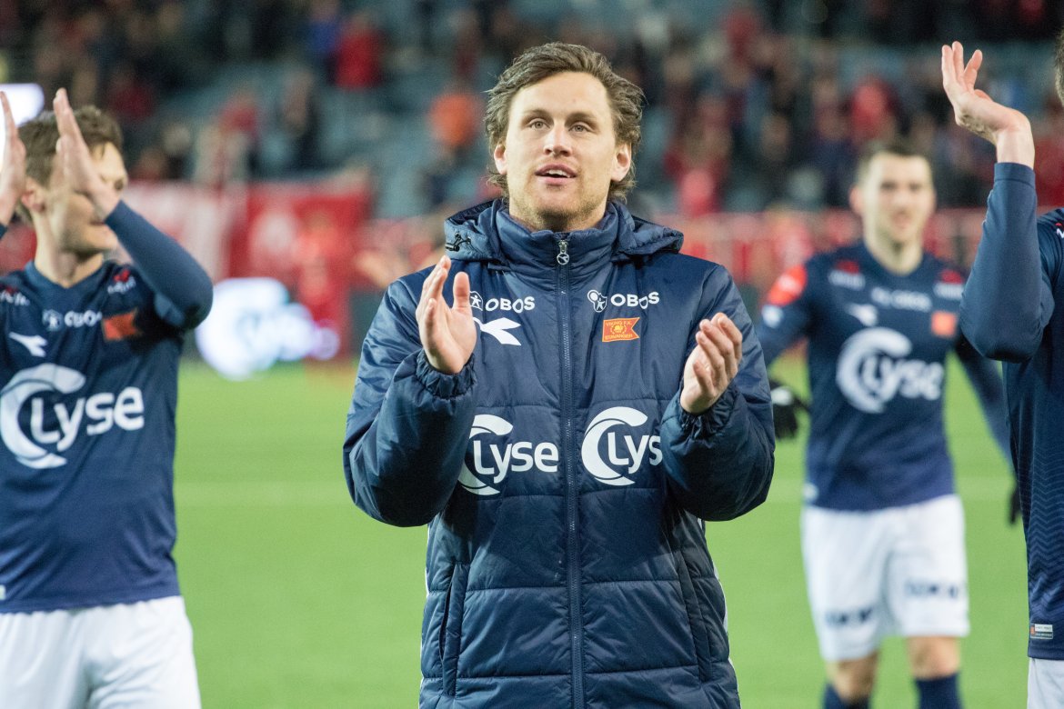 Viking - Brann, Tommy Høiland takker de fremmøtte for støtten. Foto: Sander Selsvik Jacobsen