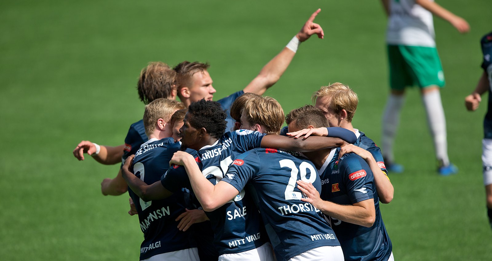 Viking - Ham Kam. Feiring av 2-0 scoring.  Foto: Tore Fjermestad