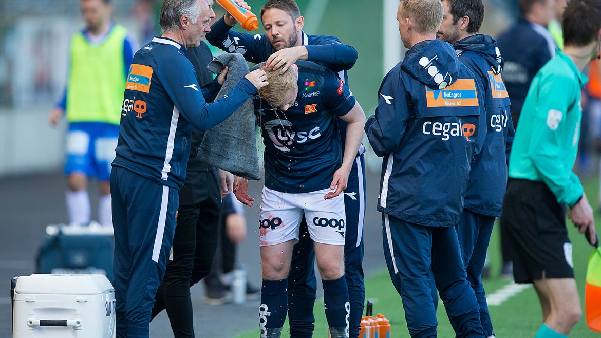 Viking - Notodden. Rasmus Martinsen får behandling langs sidelinjen.