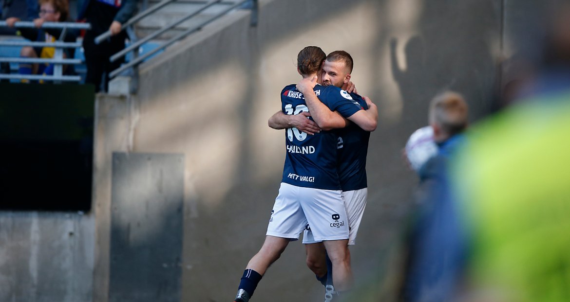 Viking - Notodden. 1-0 til Viking ved Zltako Tripic, og Høiland gratulerer.