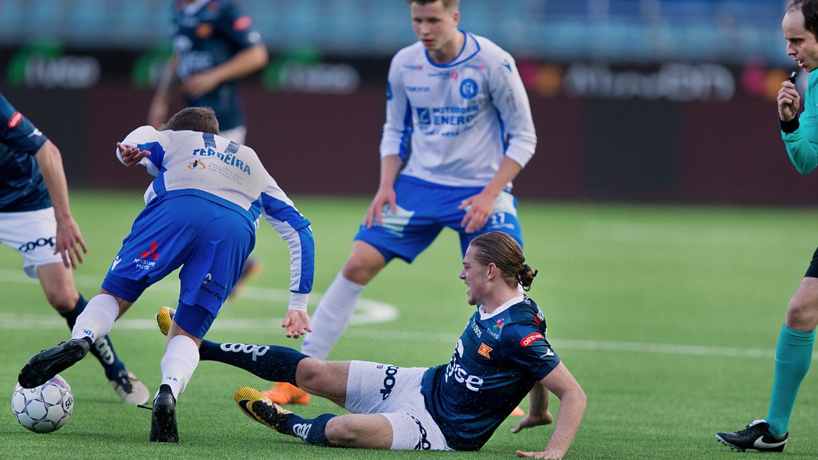 Viking - Notodden. Julian Ryerson takler og dommeren er klar med fløyta.