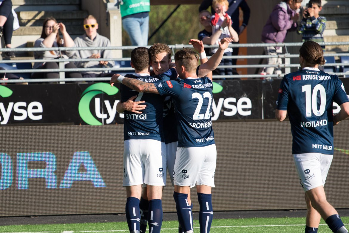 Viking - Notodden 3-1, Bytyqi og Kronberg gratulerer Torsteinbø sin andre scoring for dagen. Foto: Sander Selsvik Jacobsen