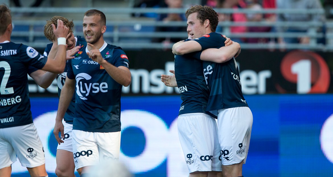 Viking - Notodden. Fredrik Torsteinbø har økt til 2-1 og klemmes av Rasmus Martinsen.