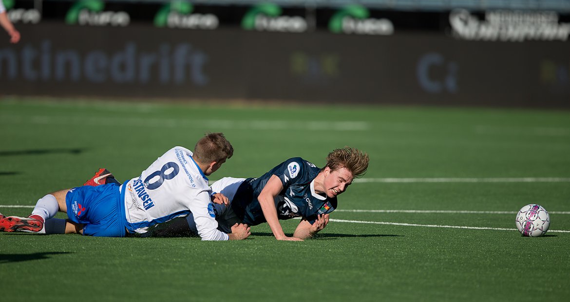 Viking - Notodden. Kristian Thorstvedt er blitt taklet.