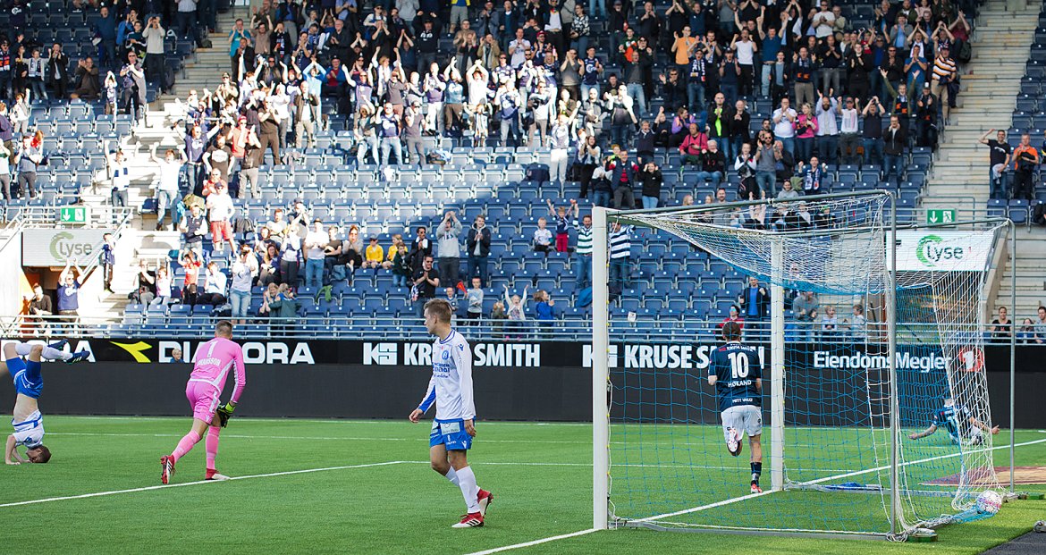 Viking - Notodden. Viking har gått opp i 1-0 ved  Zlatko Tripic som sklir langs gresset til høyre, mens Notodden står på hodet i frustrasjon til venstre.