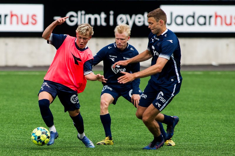 Sondre Auklend er ingen enkel mann å ta ballen fra. Her gjør Harald Nilsen Tangen og Runar Hove et forsøk. Foto: Carina Johansen / NTB scanpix