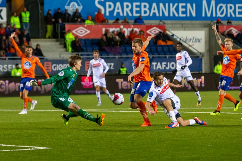 Tommy Høiland scoret to ganger i den viktige kampen. Foto: Svein Ove Ekornesvåg / NTB scanpix