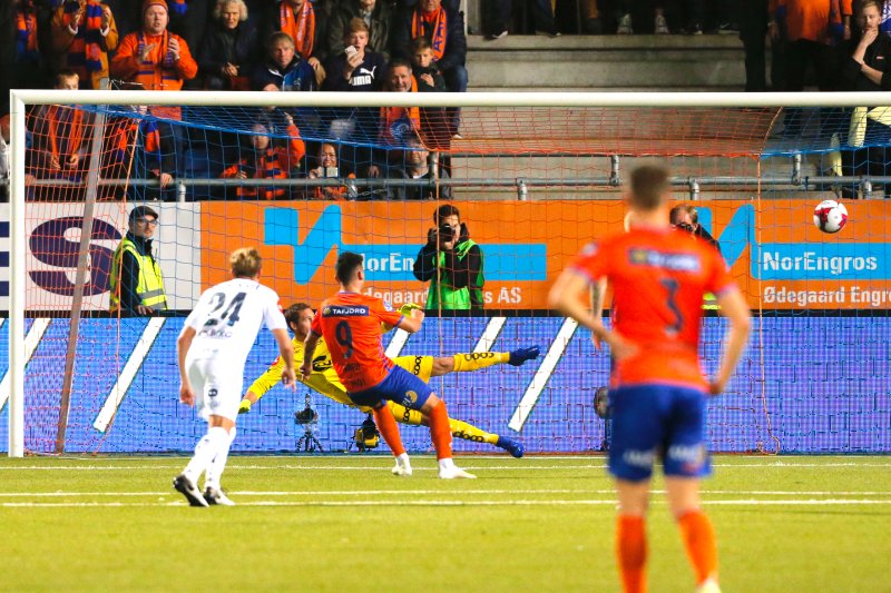 Det skulle bli mange straffespark denne kvelden. Her scorer Niklas Castro på det første. Foto: Svein Ove Ekornesvåg / NTB scanpix