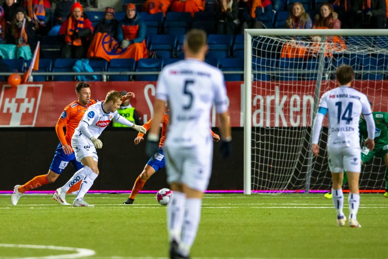 Her har Even Østensen akkurat fintet bort en mann og er klar til å score sitt aller første Viking-mål. Foto: Svein Ove Ekornesvåg / NTB scanpix