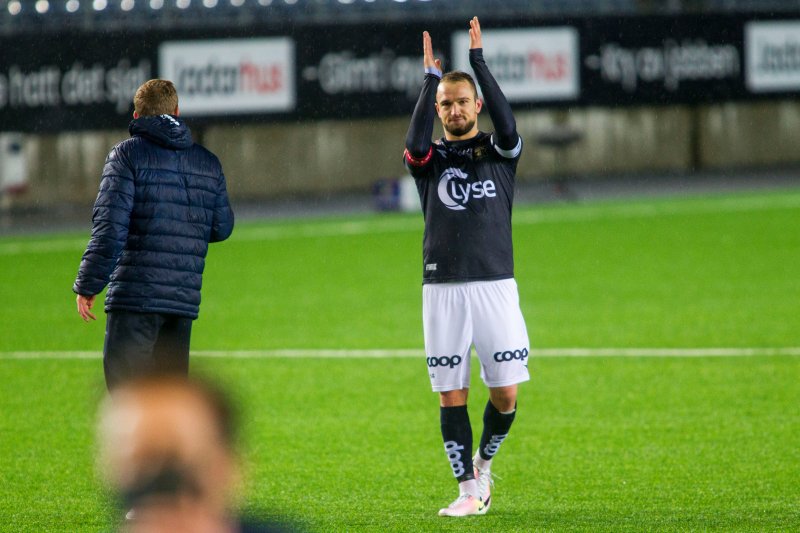 Veton Berisha scoret mot gamle lagkamerater. Etter kampen takket han publikum, som leverte strålende denne kvelden. Foto: Carina Johansen / NTB